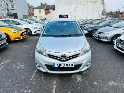 Używany Toyota Yaris SR 99 KM (72 kW) 2013 Srebrny Hatchback