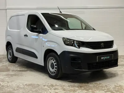 Begagnad Peugeot Partner Premium 131 HK (96 kW) 2023 Vit Minibuss