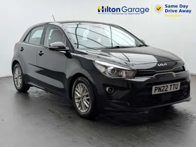 Begagnad Kia Rio 84 HK (61 kW) 2022 Svart Halvkombi