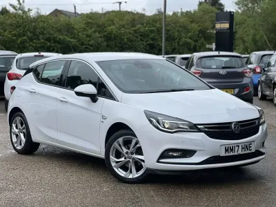 Używany Vauxhall Astra SRi 105 KM (77 kW) 2017 Biały Hatchback