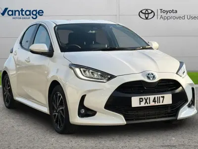 Used Toyota Yaris Design 113 HP (83 kW) 2023 White Hatchback