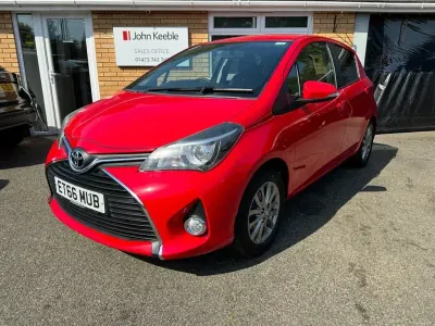 Used Toyota Yaris 99 HP (72 kW) 2017 Red Hatchback