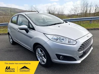 Używany Ford Fiesta Zetec 105 KM (77 kW) 2013 Srebrny Hatchback