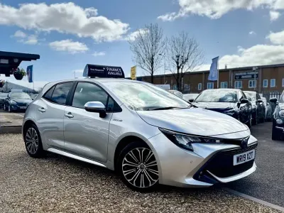 Używany Toyota Corolla Design 122 KM (89 kW) 2019 Srebrny Hatchback
