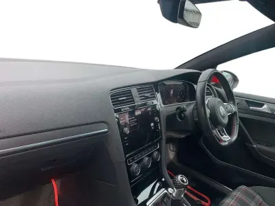 Używany VW Golf VII GTI 245 KM (180 kW) 2019 Czerwony Hatchback