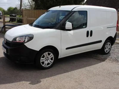 Usado Fiat Doblò S 2021 Blanco Monovolumen