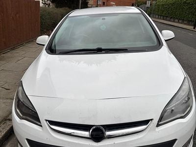 Used Vauxhall Astra SRi 115 HP (84 kW) 2015 White Hatchback