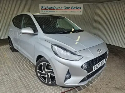 Gebraucht Hyundai i10 Premium 67 PS (49 kW) 2022 Grau Kleinwagen