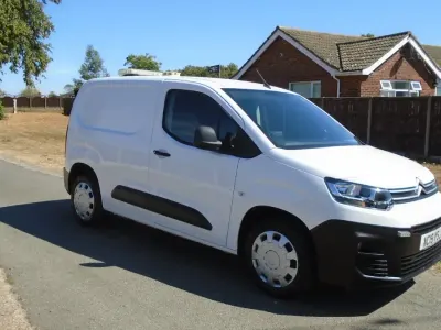 Used Citroën Berlingo Start 100 HP (73 kW) 2019 White MPV