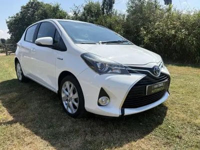 Used Toyota Yaris 101 HP (74 kW) 2014 White Hatchback