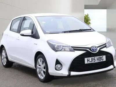 Used Toyota Yaris 100 HP (73 kW) 2015 White Hatchback