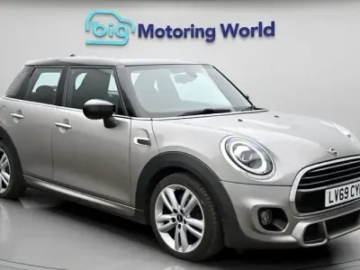 Usado Mini Cooper Hatch 136 HP (100 kW) 2019 Prateado Citadino