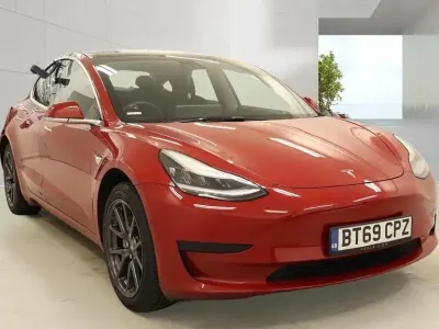 Używany Tesla Model 3 Standard Range 239 kW (325 KM) 2019 Czerwony Sedan/Limuzyna