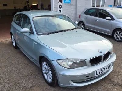 Begagnad BMW 120 2007 Grön Halvkombi