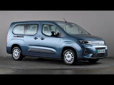 Używany Vauxhall Combo Design Edition 100 kW (136 KM) 2025 Niebieski Minivan