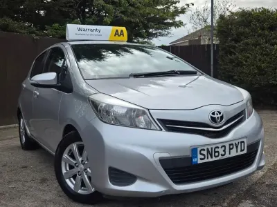 Begagnad Toyota Yaris 101 HK (74 kW) 2013 Silver Halvkombi