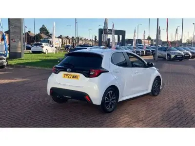 Used Toyota Yaris Hybrid Design 113 HP (83 kW) 2023 White Hatchback