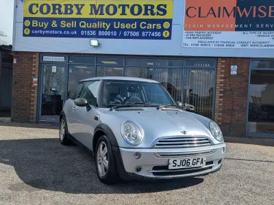 Usado Mini ONE Hatch 90 CV (66 kW) 2006 Plateado Utilitario