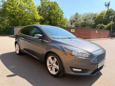 Begagnad Ford Focus Zetec 2016 Grå Halvkombi