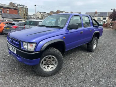 Used Toyota HiLux 102 HP (75 kW) 2000 Red Pickup
