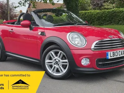 Usado Mini Cooper Cabriolet 122 HP (89 kW) 2013 Vermelho Cabrios