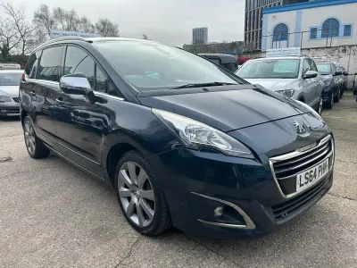 Usado Peugeot 5008 Allure 115 HP (84 kW) 2014 Azul Monovolume