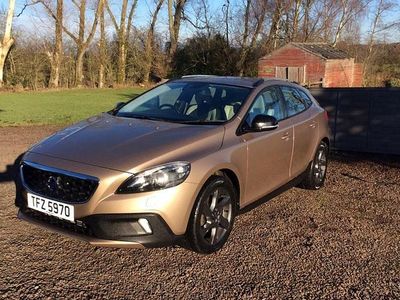 Red Used 2014 Volvo V40 SE Hatchback | £4,200 (Fair price)
