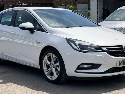 Used Vauxhall Astra SRi 136 HP (100 kW) 2017 White Hatchback