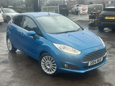 Używany Ford Fiesta Titanium 100 KM (73 kW) 2014 Niebieski Hatchback