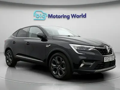 Używany Renault Arkana Techno 150 KM (110 kW) 2023 Czarny SUV