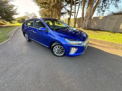 Begagnad Hyundai Ioniq Premium 100 kW (136 HK) 2023 Blå Halvkombi