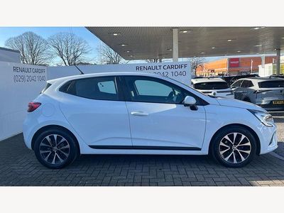 Used Renault Clio V Iconic 90 HP (66 kW) 2022 White  Hatchback