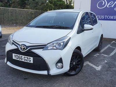 Used Toyota Yaris 99 HP (72 kW) 2016 White Hatchback