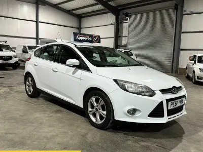 Used Ford Focus Zetec 125 HP (91 kW) 2011 White Hatchback