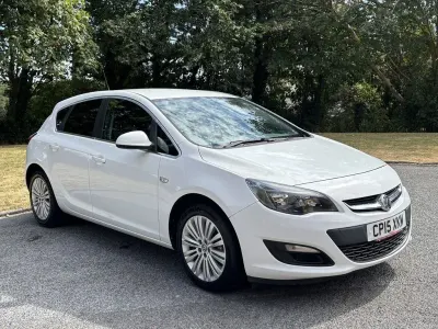 Used Vauxhall Astra Excite 100 HP (73 kW) 2015 White Hatchback