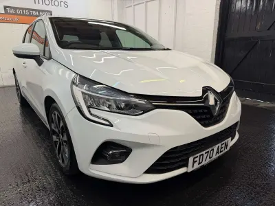 Used Renault Clio Iconic 85 HP (62 kW) 2020 White Hatchback