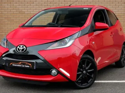 Usado Toyota Aygo x-style 69 HP (50 kW) 2017 Vermelho Citadino