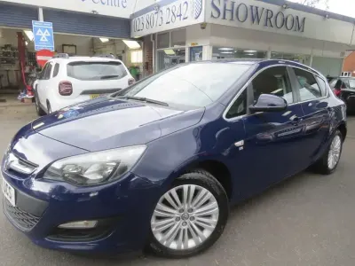 Second-hand Vauxhall Astra Excite 100 CP (73 kW) 2014 Albastru Hatchback