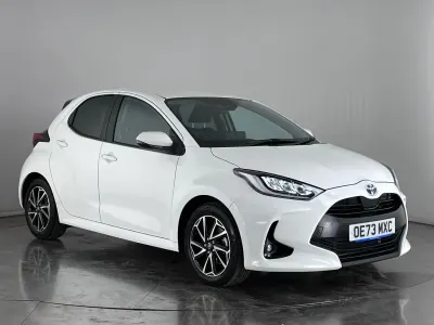 Begagnad Toyota Yaris Hybrid Design 2023 Vit Halvkombi