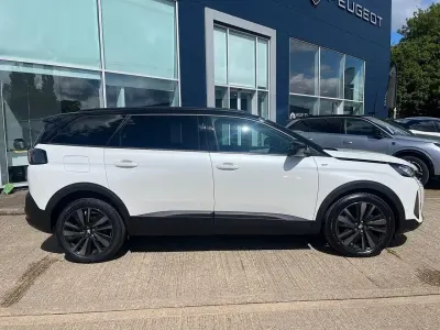 Second-hand Peugeot 5008 GT 129 CP (94 kW) 2023 Alb SUV