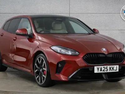 Begagnad BMW 120 M Sport 168 HK (123 kW) 2025 Röd Halvkombi