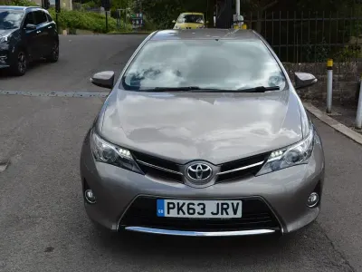 Usado Toyota Auris 132 HP (97 kW) 2013 Castanho Citadino