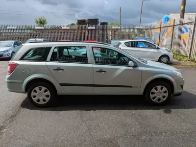 Used Vauxhall Astra 138 HP (101 kW) 2009 Green Estate