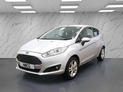 Usado Ford Fiesta Zetec 82 HP (60 kW) 2015 Prateado Citadino