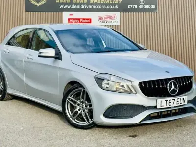 Usado Mercedes A180 AMG line 109 CV (80 kW) 2017 Plateado Utilitario