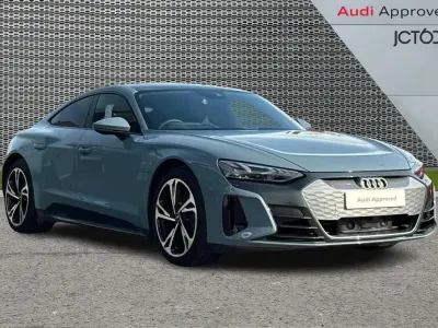Begagnad Audi e-tron GT quattro Comfort 384 kW (523 HK) 2023 Grå Sedan