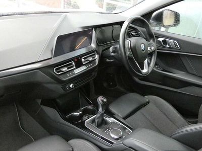 Used BMW 118 Sport Line 138 HP (101 kW) 2019 White Hatchback