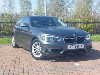 Usado BMW 118 Comfort Edition 136 CV (100 kW) 2019 Gris Utilitario
