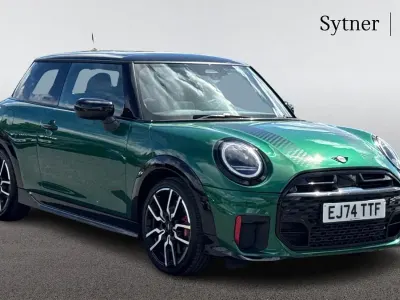 Begagnad Mini John Cooper Works Hatch 228 HK (167 kW) 2024 Grön Halvkombi