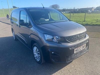 Begagnad Peugeot Partner Premium 101 HK (74 kW) 2022 Grå Minibuss